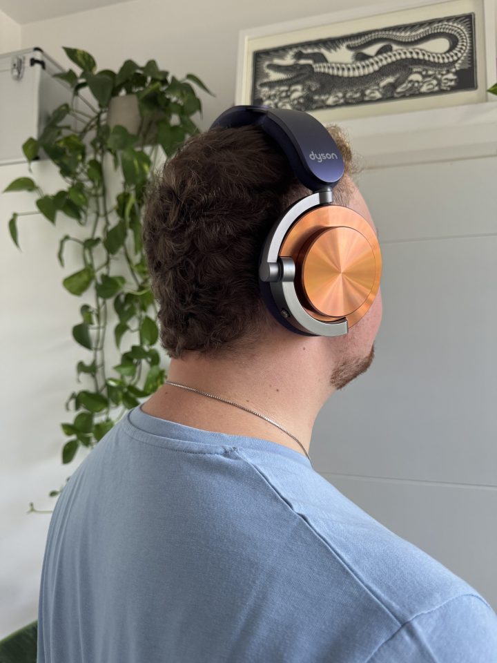 The headphones are very comfortable thanks to the soft ear cushions